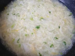 倒入蛋液，一边倒一边用勺子不停的搅动，放盐调味。