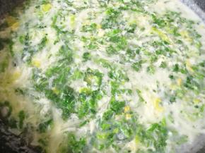 下入油菜菜叶碎烧开即可关火，滴几滴香油搅拌均匀。