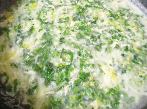 下入油菜菜叶碎烧开即可关火，滴几滴香油搅拌均匀。