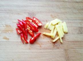 生姜和红辣椒切成丝。