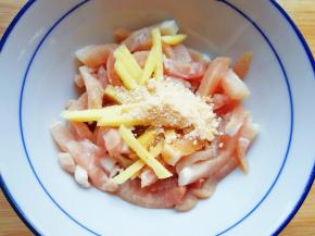 瘦肉切成丝，放上生姜丝，加入鸡粉、原味鲜酱油和少许食用油。