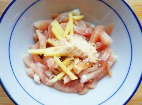 瘦肉切成丝，放上生姜丝，加入鸡粉、原味鲜酱油和少许食用油。