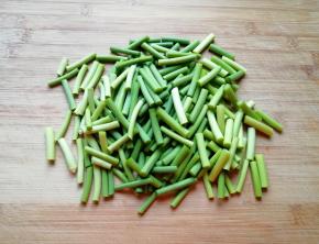 蒜苔切成段清洗干净。