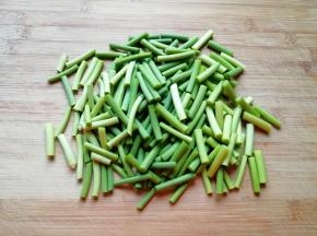 蒜苔切成段清洗干净。