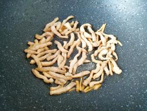 炒锅内倒适量的食用油烧热，下入肉丝炒熟盛出备用。