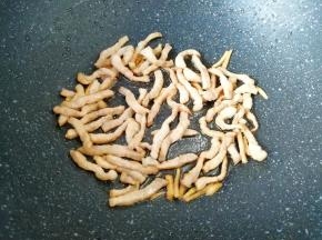 炒锅内倒适量的食用油烧热，下入肉丝炒熟盛出备用。