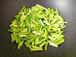 锅底留余油，下入蒜苔翻炒至变色。