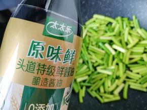 加入两勺太太乐原味鲜酱油翻炒均匀。