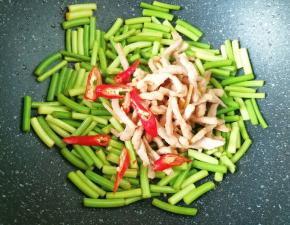 下入炒好的肉丝和红辣椒翻炒均匀。