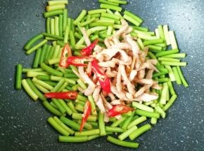 下入炒好的肉丝和红辣椒翻炒均匀。
