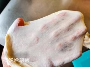一直搅拌至面团能拉出光滑的手套膜为止。