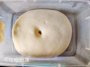 面团发酵至2倍大，手指沾面粉戳洞，面团不回缩不塌陷即可。