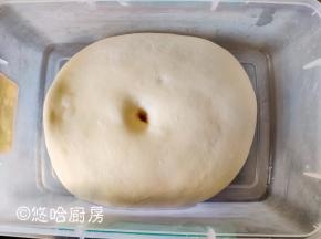 面团发酵至2倍大，手指沾面粉戳洞，面团不回缩不塌陷即可。