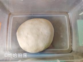 面团表面收光滑后，放入保鲜盒中进行第一次发酵。