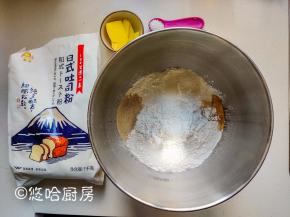 先把干性材料全部放入搅拌缸中，盐和酵母分开2个位置放入，避免接触。