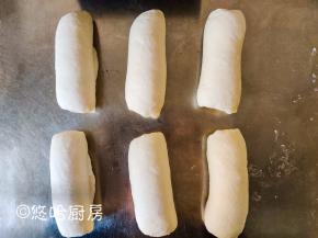 醒发后的面团上下擀开翻面，从上至下卷起，继续盖保鲜膜醒发20分钟左右。现在温度低，醒发的时候需要放烤箱里，下面放一碗热水，否则很难醒发到位。