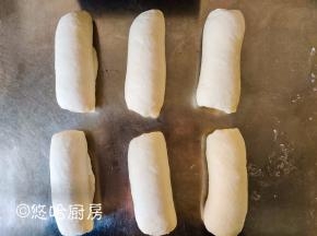 醒发后的面团上下擀开翻面，从上至下卷起，继续盖保鲜膜醒发20分钟左右。现在温度低，醒发的时候需要放烤箱里，下面放一碗热水，否则很难醒发到位。