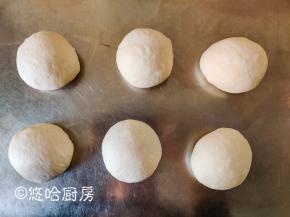 面团移至案板上，分成均等的6份滚圆，盖保鲜膜醒发20分钟左右。