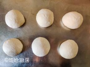 面团移至案板上，分成均等的6份滚圆，盖保鲜膜醒发20分钟左右。