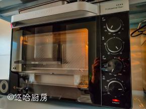 面团醒发至9分满时，盖好盖子，放入以上下火均180度预热到位的烤箱下层，烘烤40分钟。