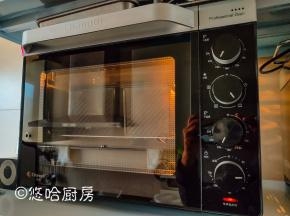 面团醒发至9分满时，盖好盖子，放入以上下火均180度预热到位的烤箱下层，烘烤40分钟。