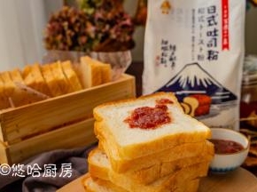 到时取出模具，倒扣吐司至网架上放至手温时，装保鲜袋保存，放置一夜后再切片即可。