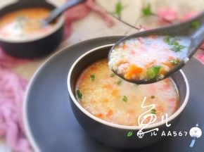 盛入碗中，撒香葱食用