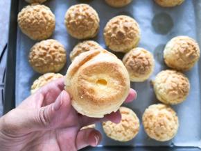 泡芙底部用筷子戳一个洞