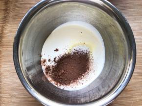 淡奶油加糖和咖啡粉，可可粉打发