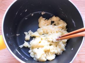 倒入面粉快速搅拌均匀