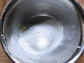 筛入低筋面粉搅拌揉成团