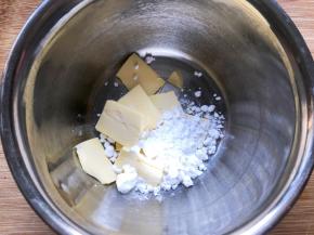 先做酥皮，黄油软化至能按下手指印，和糖粉混合