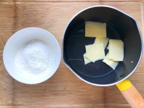 现在做泡芙，低筋面粉提前过筛，黄油和水，糖混合