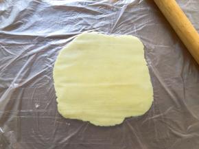 放入保鲜膜中，擀成薄片放入冰箱冷冻