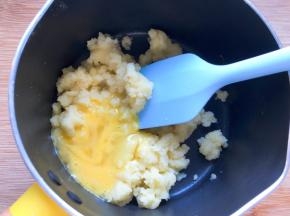 分次加入面糊中搅拌均匀