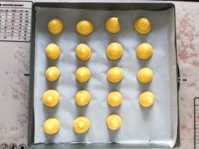 将面糊状入裱花袋挤入烤盘