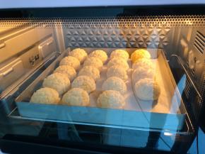 放入预热好的烤箱中层200度，直到泡芙膨胀起来以后，调到170度，总共烤30分钟