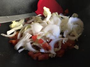 倒入白菜梗翻炒；