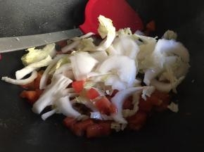 倒入白菜梗翻炒；