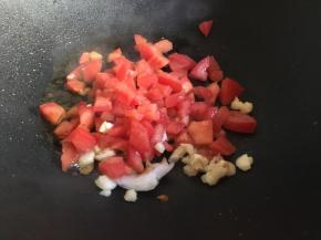 起锅锅内倒入适量食用油，油热倒入蒜末和番茄碎，翻炒变软；