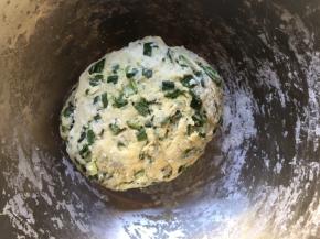 再进行手揉，如果干硬则少量多次加入清水，如果太粘手则少量多次加入面粉，直至揉成光滑面团，盖上保鲜膜醒发15分钟左右；