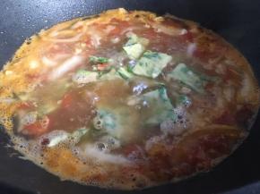 煮沸后，将韭菜面片放入锅中，继续中大火煮开；

