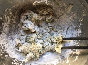 用筷子搅拌成絮状；