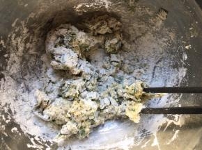 用筷子搅拌成絮状；
