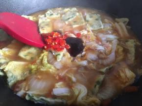 煮熟后开始调味，放入一勺剁辣椒、一勺生抽、一勺蚝油、适量鸡粉，搅拌均匀，尝试味道后出锅；（剁辣椒有咸味，如果不能吃辣或者没有剁辣椒，则需要调入适量盐提味）