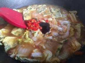 煮熟后开始调味，放入一勺剁辣椒、一勺生抽、一勺蚝油、适量鸡粉，搅拌均匀，尝试味道后出锅；（剁辣椒有咸味，如果不能吃辣或者没有剁辣椒，则需要调入适量盐提味）