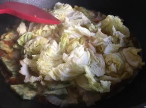 再次煮沸后倒入白菜叶，直至面片煮透煮熟，面片中心无白心；

