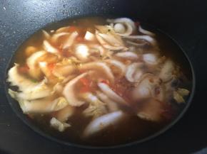 翻炒变软，倒入适量清水，大火烧开；