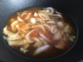 翻炒变软，倒入适量清水，大火烧开；