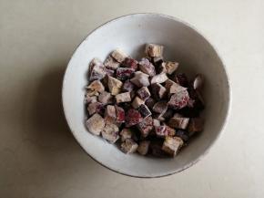 红枣核去掉，红枣剪成小块状，最好选用肉厚那种红枣，倒入少量面粉，用手抓匀备用